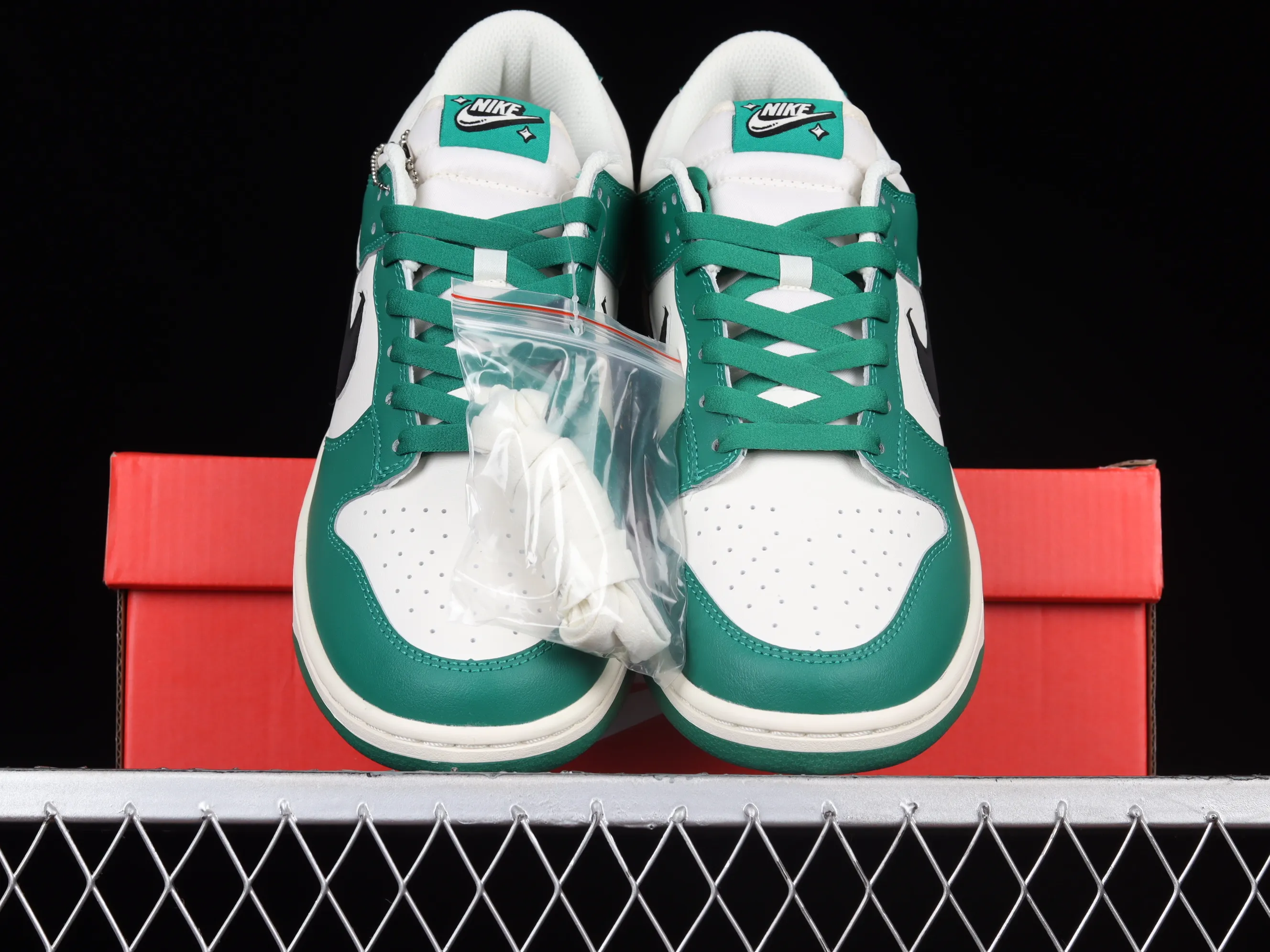 All Categories Nk SB Dunk Series Nk SB Dunk Low Low-top Sneakers #ZG Version Nk SB Dunk Low "Lottery" Heineken Color SB Smashing Backboard Fashion Casual Sneakers DR9654-100